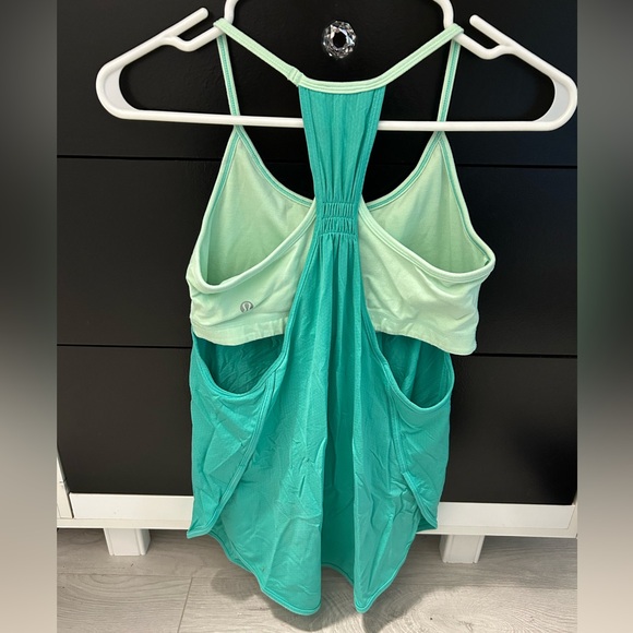 Lulu women’s build in bra tank - Picture 2 of 3